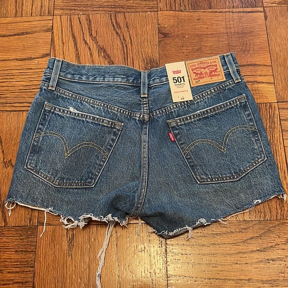 Levi’s 501 Short Mid Rise NWT - Picture 2 of 3
